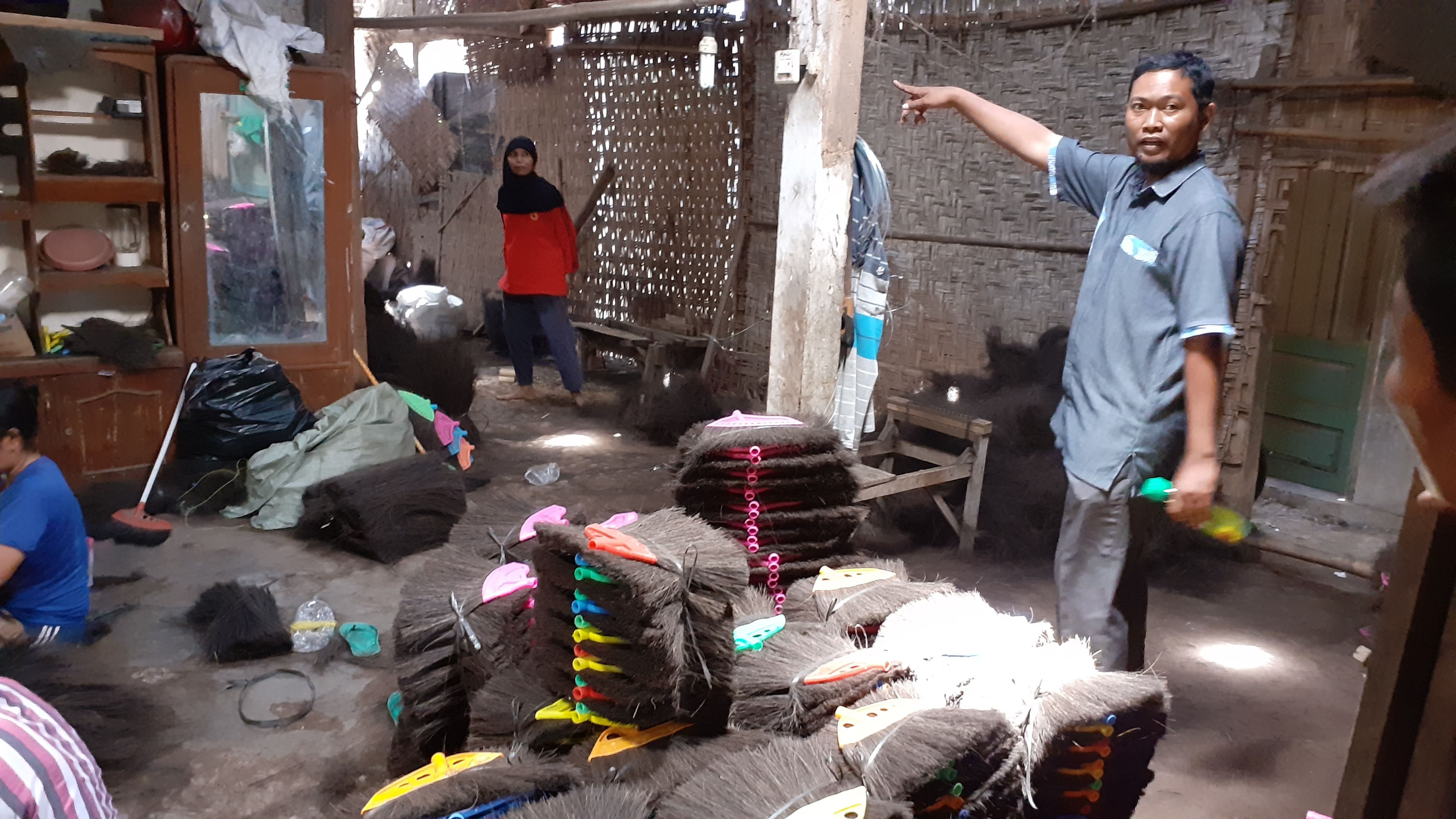 Pelatihan Pembuatan Sapu